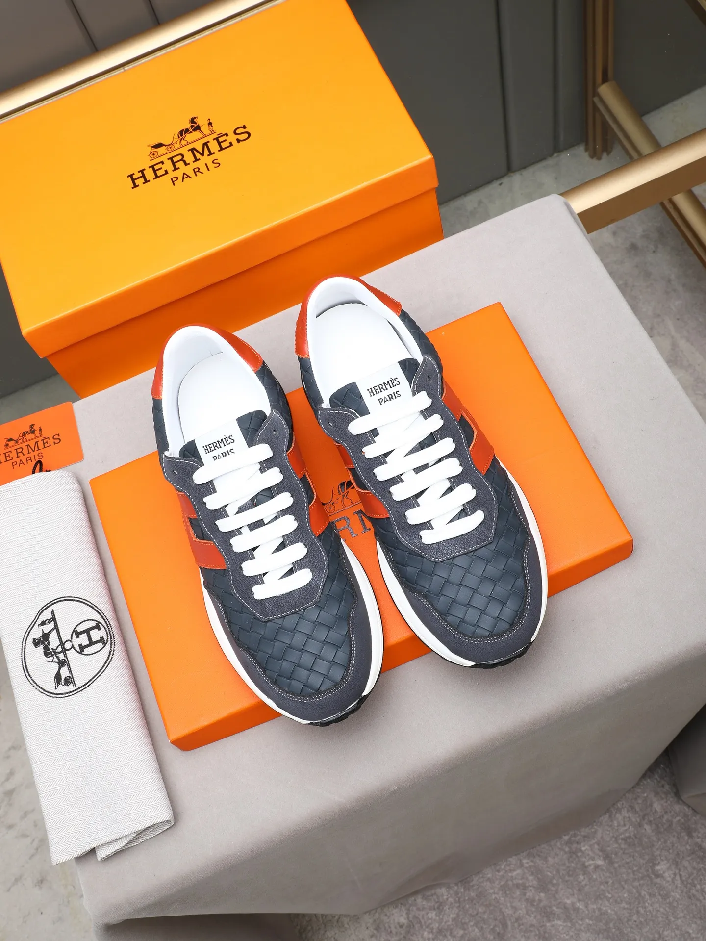 📛📛📛PPP420 (Hermes)🆕Men's color-blocked sneakers with textured calfskin details. Spliced ​​with original cowhide, this shoe draws inspiration from the equestrian world, integrating technical details and practical functions. Breathable sheep lining, original combination outsole, high-end quality, and every detail is perfectly combined! Size: 38-44 (45 can be customized)